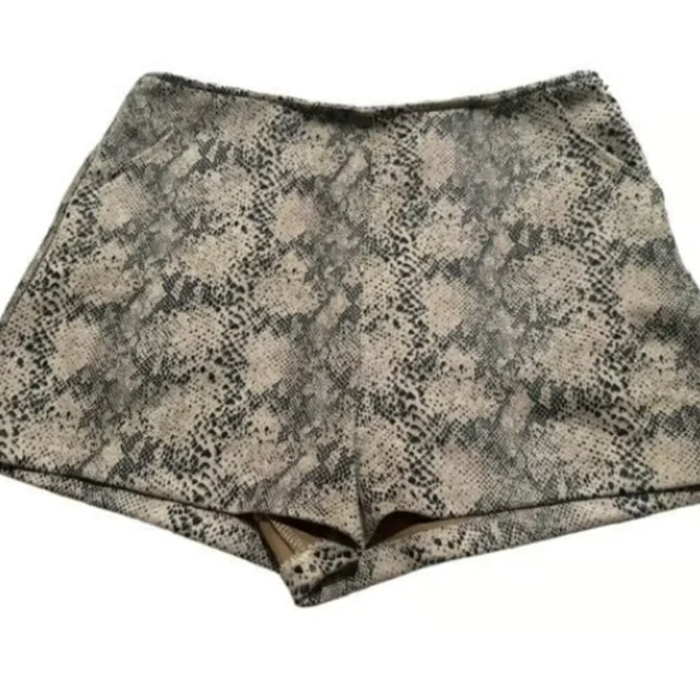 She + Sky Snake Skin Shorts - Size Large​​​​ - Picture 3 of 8